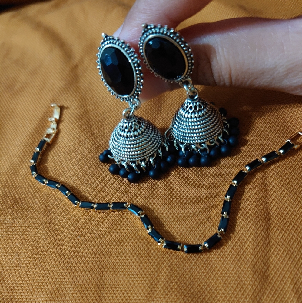 Stunning Combination Of Black & Silver Earrings With Matching Bracelet - Picture 2 of 5
